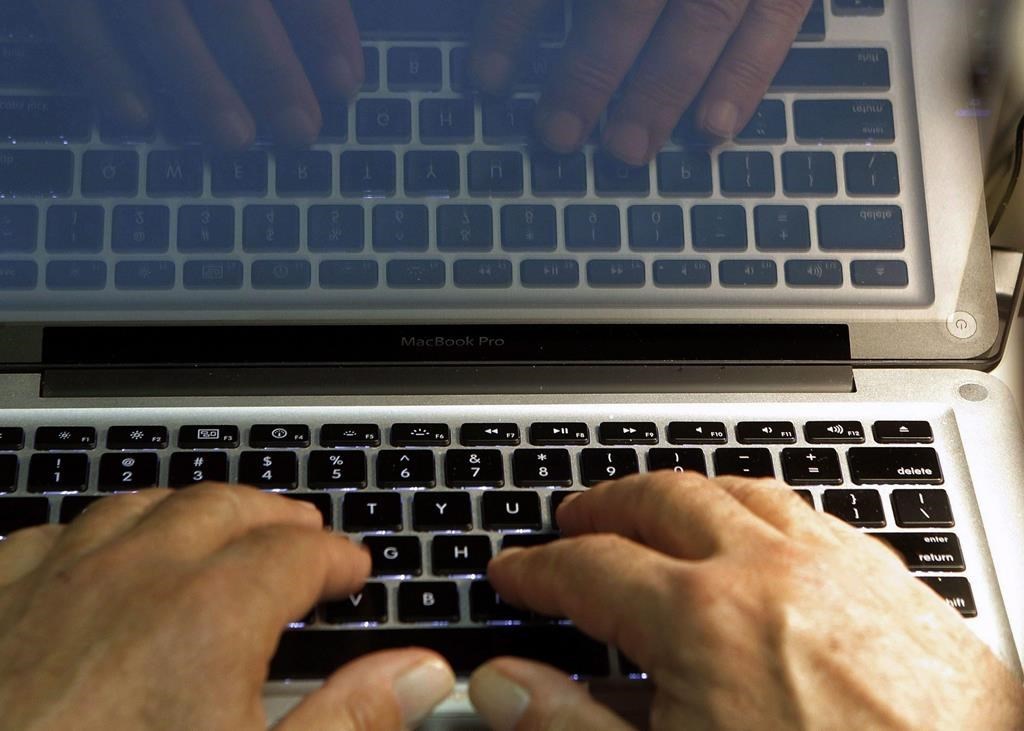 Des dizaines de milliers de femmes réclament une loi contre la cyberviolence