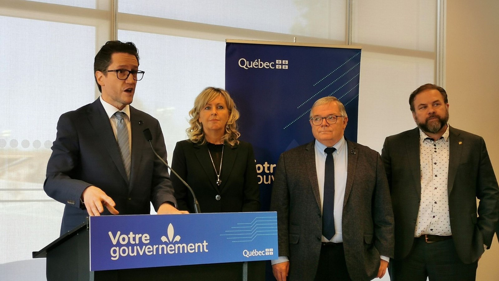 Le ministre de l'Environnement, de la Lutte contre les changements climatiques, de la Faune et des Parcs, Benoit Charette, et son homologue ministre des Affaires municipales Andrée Laforest, le député de Beauce-Nord, Luc Provençal et le président de la FQM, Jacques Demers.