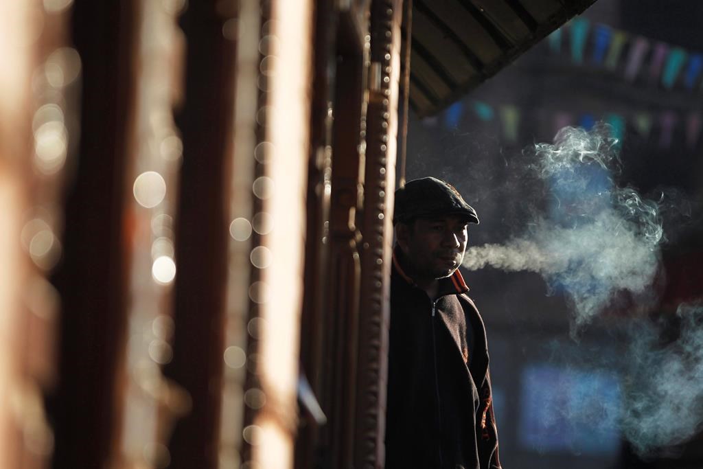 La fumée de cigarette et les rayons UV accéléreraient le vieillissement de la peau