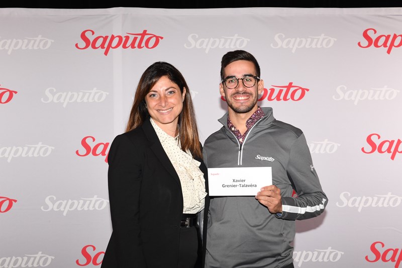 Xavier accompagné de madame Sandy Vassiadis, vice-présidente, Communications et responsabilité corporative chez Saputo