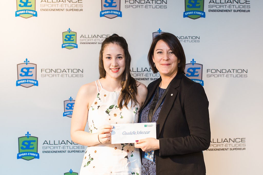 Claudelle Jolicoeur, étudiante-athlète au Collège de Valleyfield et Nancy Lee, directrice générale de la Fondation Desjardins.