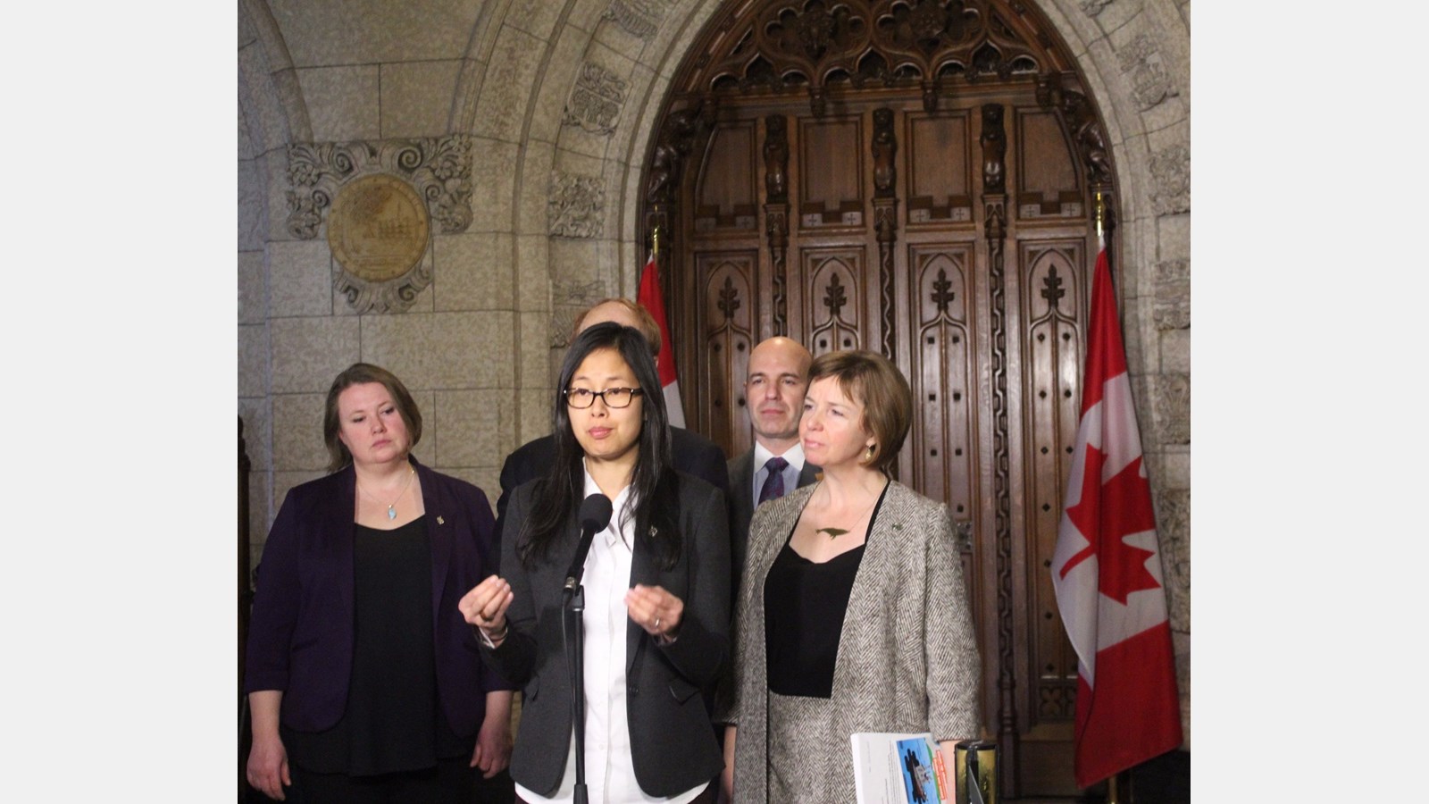 Rachel Blaney, Murray Rankin (derrière), Anne Quach, Nathan Cullen, et Sheila Malcomson.