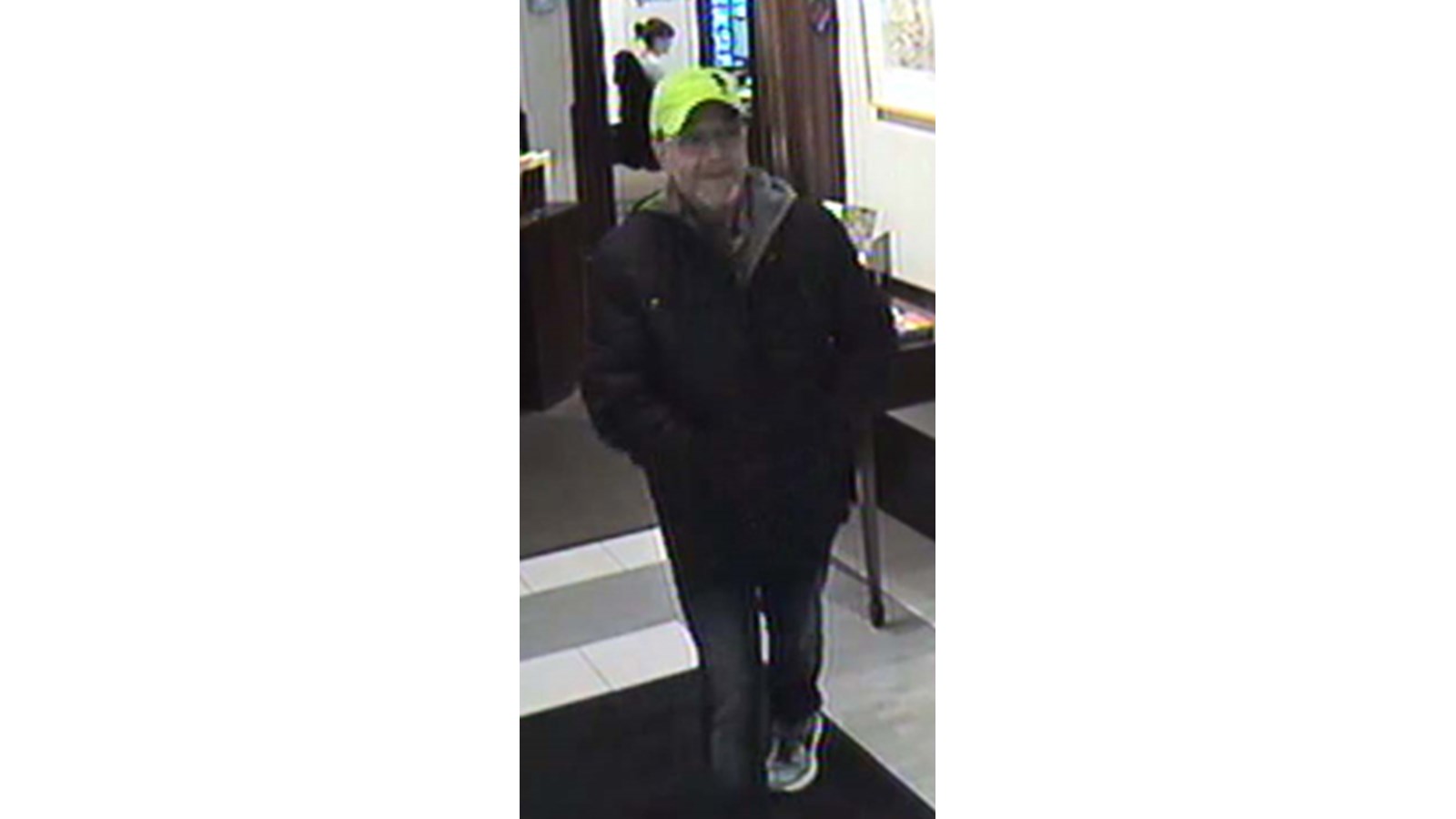 Un plan pied du second suspect recherché.