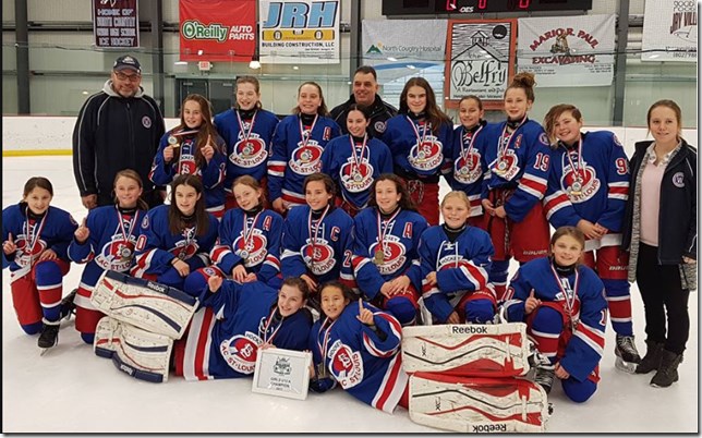 Les joueuses posent fièrement entourées des entraîneurs, Rick Rourke, Kosta Alivizatos et Maude Fleury-Rousseau.