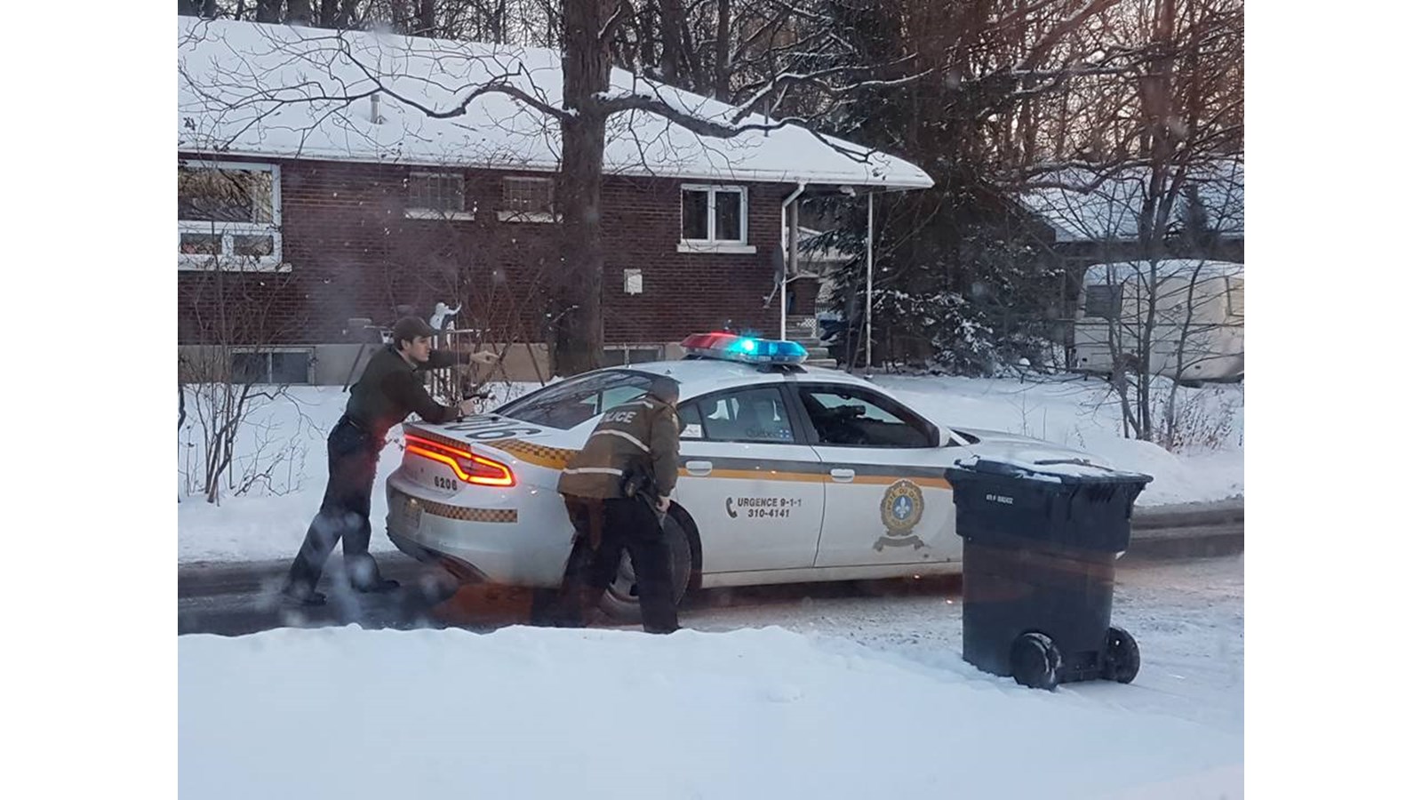 Plusieurs policiers ont dû intervenir sur la scène de crime au cours des dernières heures.