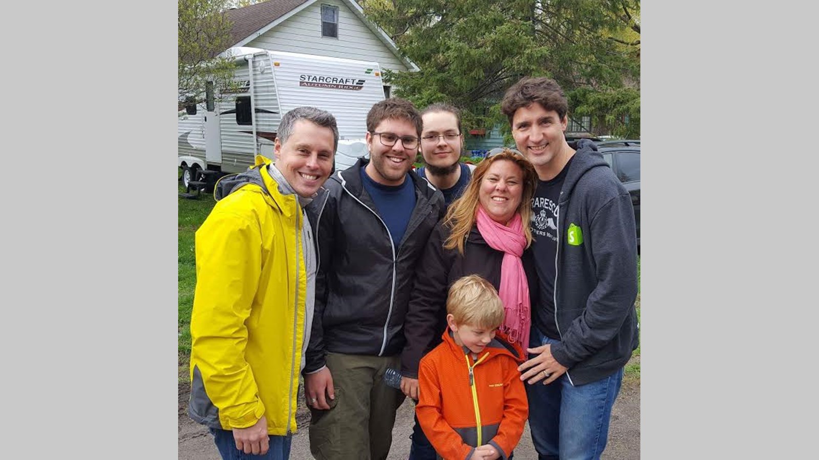 Le Premier ministre Justin Trudeau vient à la rencontre de sinistrés.