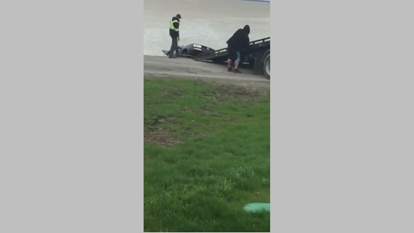La voiture tombée dans le lac des Deux-Montagnes a été repêchée.