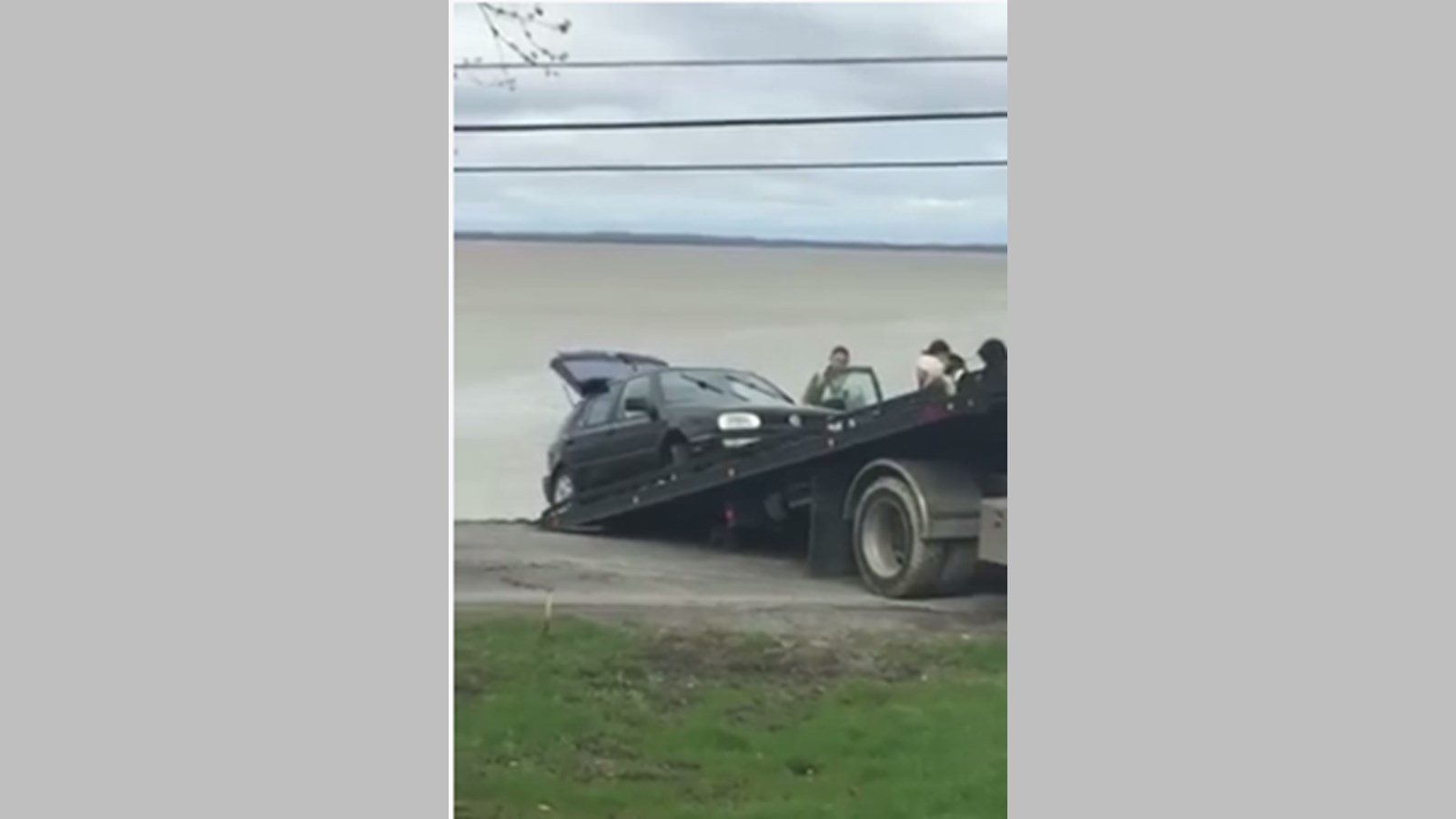 La voiture tombée dans le lac des Deux-Montagnes a été repêchée.