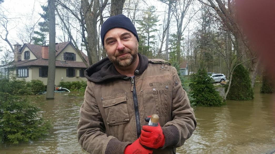 Luc Vincent, un résident de Vaudreuil-Dorion a tout fait pour tenter de sauver l'homme dont le véhicule a plogné dans les eaux glacées du lac des Deux-Montagnes.