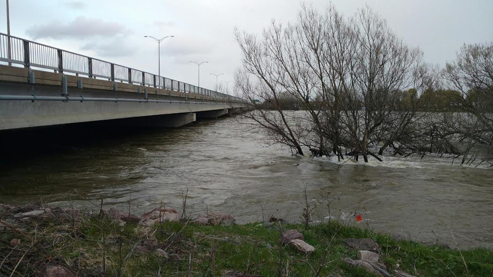 Le niveau de l'eau sous le pont Taschereau en fin de journée le 8 mai.