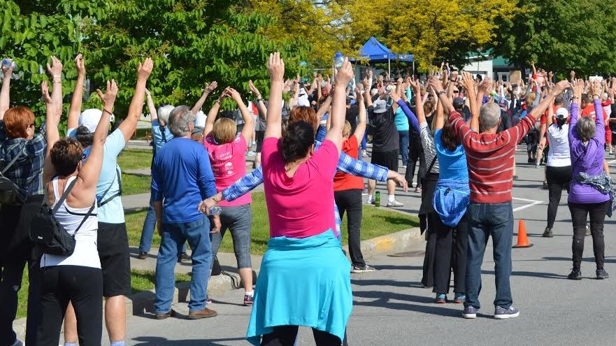 Les participants s'échauffent avant le départ.
