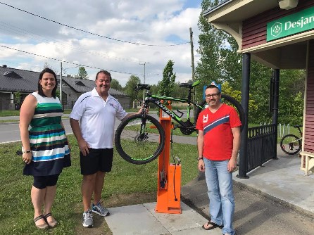 Mélanie Côté, directrice des loisirs, Yvon Chiasson, maire de Saint-Zotique et Patrice Hovington, conseiller municipal et président du comité de la piste cyclable Soulanges.