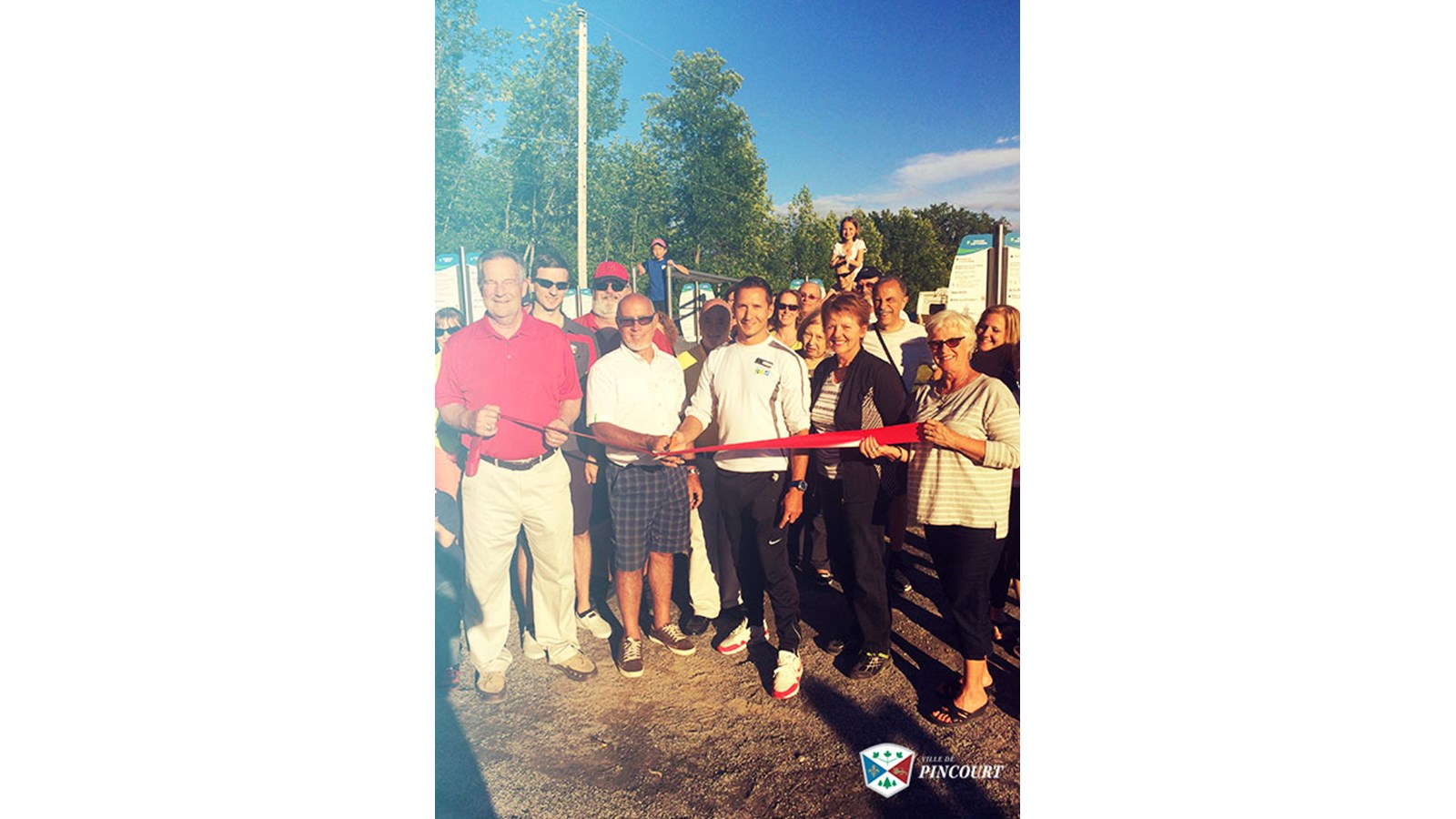 De gauche à droite : René Lecavalier, conseiller municipal, Alexandre Wolford, conseiller municipal, Jim Miron, conseiller municipal, Yvan Cardinal, maire de Pincourt, David Forget, kinésiologue du Centre Multisports Vaudreuil-Dorion, Diane Boyer, conseillère municipale, et Denise Bergeron, conseillère municipale