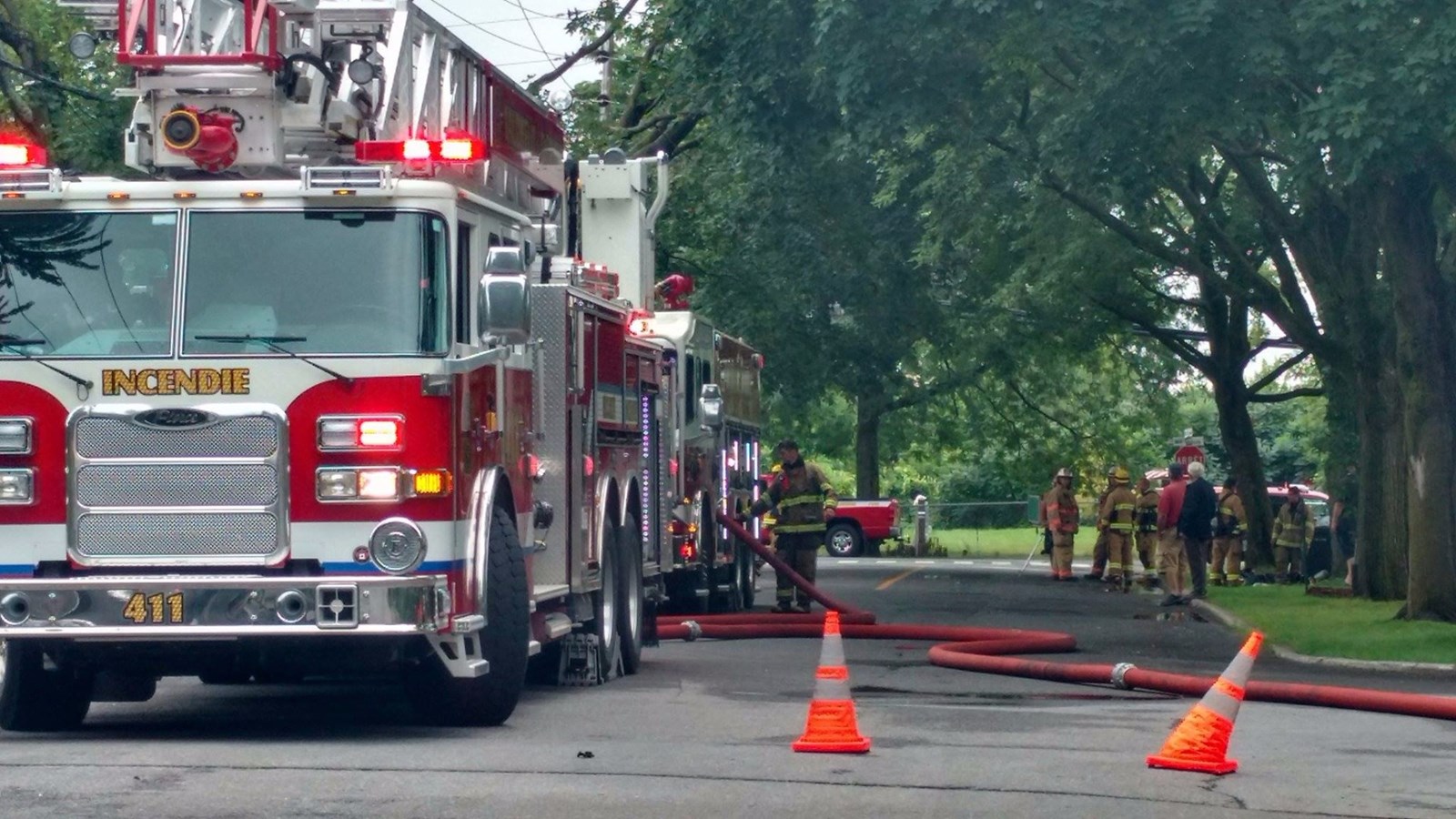 Un incendie détruit deux cabanons dans Dorion-Garden