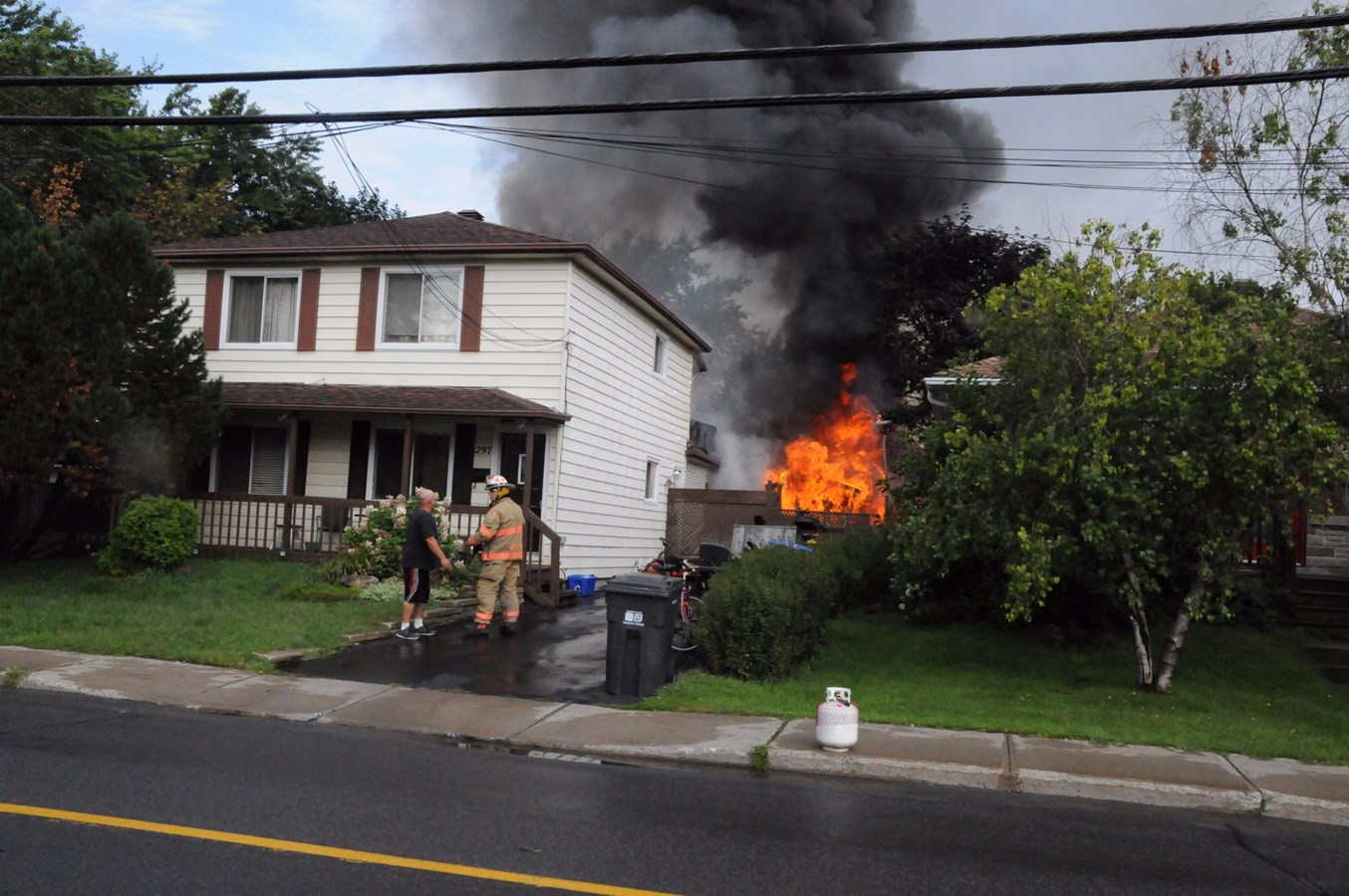 Un incendie détruit deux cabanons dans Dorion-Garden