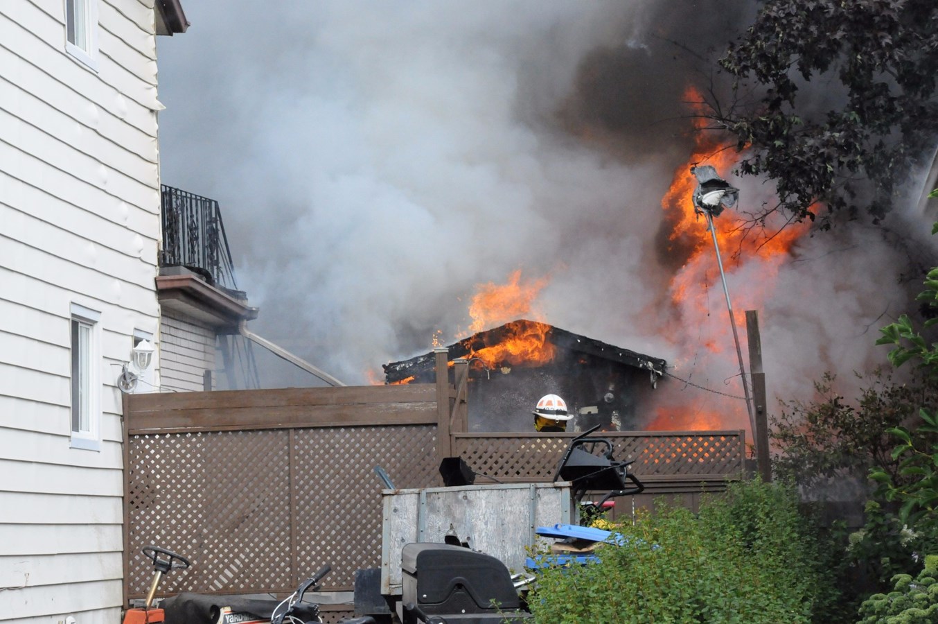 Un incendie détruit deux cabanons dans Dorion-Garden