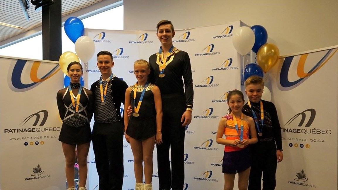 Sur la première marche du podium: Charlotte Giraldeau et son partenaire Éliott Goulet (1ere place Juvénile Couples).