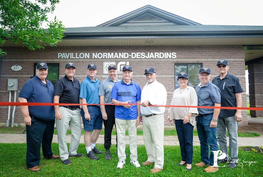 Gabriel Parent, conseiller, François Séguin, conseiller, Georges Soucy, président de l’Association de baseball La Presqu’Île, Luc Desjardins, secrétaire-trésorier, Normand Desjardins, Guy Pilon, maire, Céline Chartier, conseillère, Paul Dumoulin, conseiller, Claude Beaudoin, conseiller