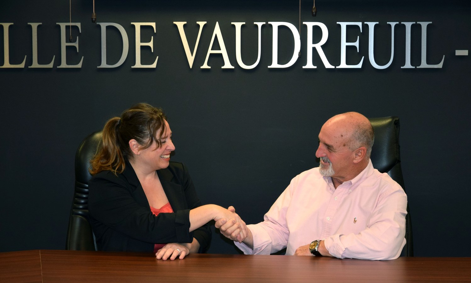 La Ville de Vaudreuil-Dorion et CSUR la télé ont signé un partenariat pour la diffusion en direct des séances du conseil municipal.