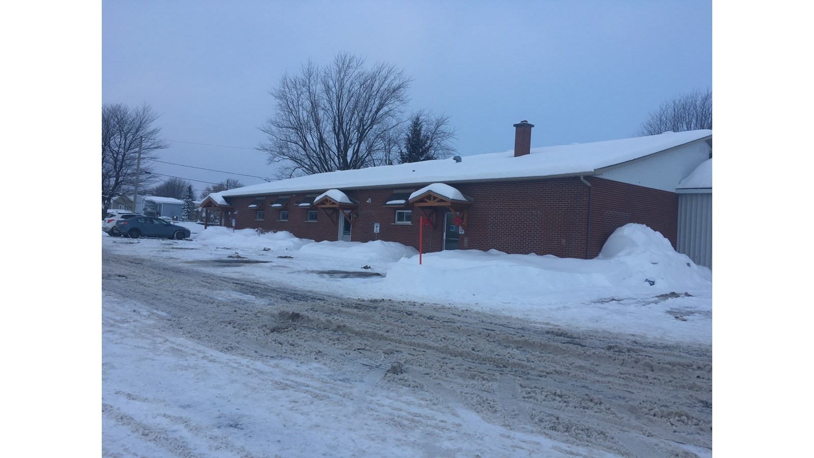 C'est dans cet édifice, situé à l'intersection des rues Rémillard et Duckett que se trouvait les sinistrés lors du passage de Néomédia Vaudreuil-Soulanges sur place. 