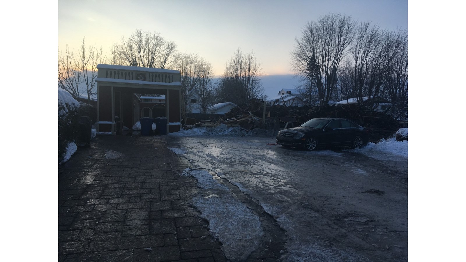La maison incendiée appartenait à l’animateur Roger Drolet au début des années 2000. Jadis, elle était le couvent des Sœurs des Saints-Noms-de-Jésus-et-de-Marie.