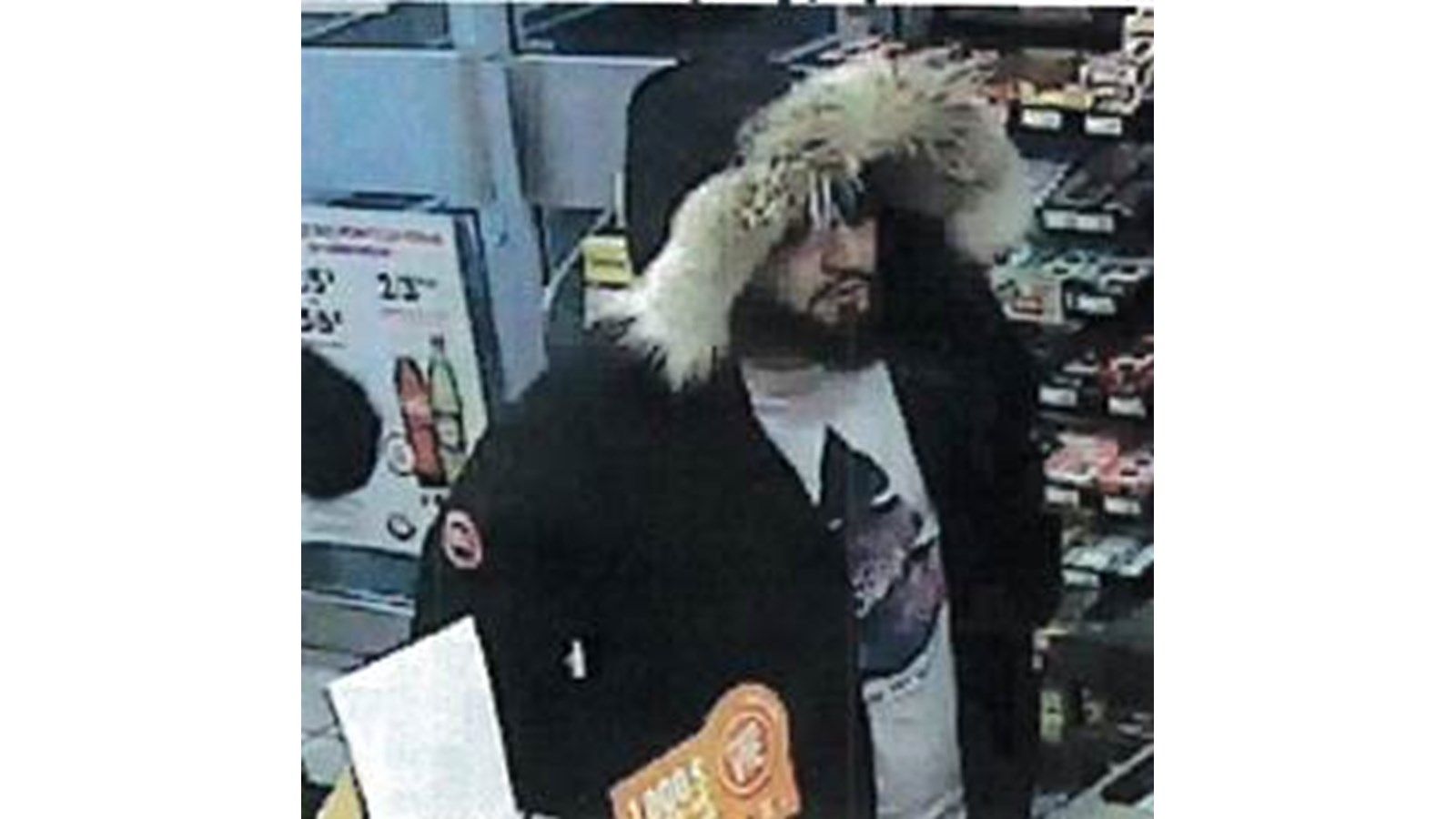 Le premier suspect recherché portait une barbichette noire à l'époque du crime.