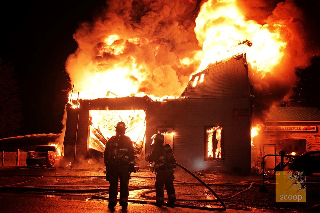 À l'arrivée des pompiers, les flammes avaient pris le contrôle du commerce.
