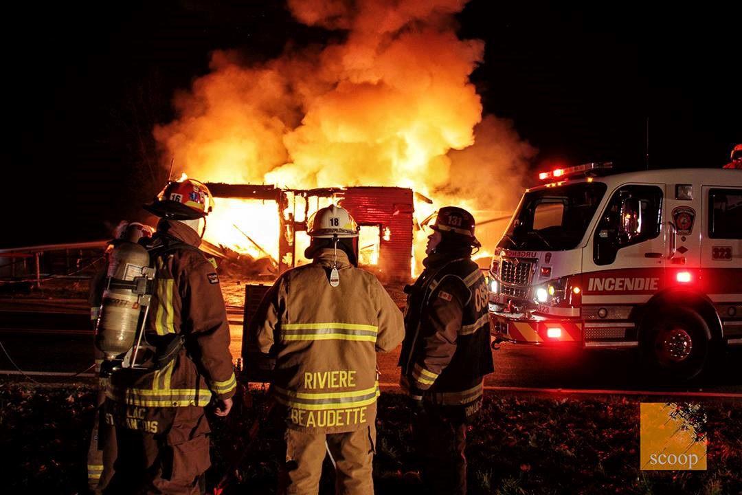 De gauche à droite : Charles Vigneux de la Régie intermunicipale du Lac-SAint-François, Daniel Laflèche directeur adjoint du Service incendie de Rivière-Beaudette, Alexandre Côté de la Régie intermunicipale du Lac-Saint-François.