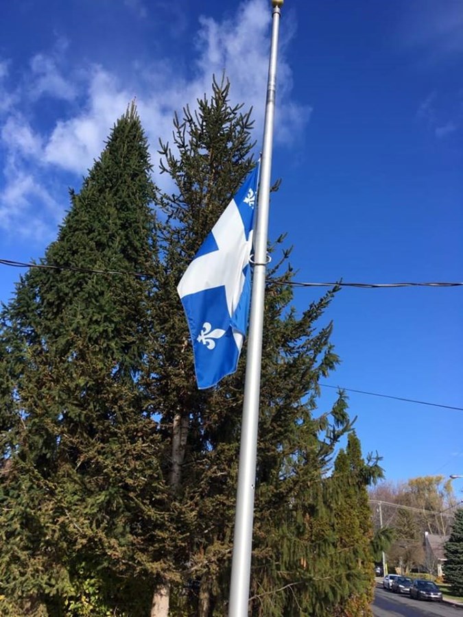 La Ville de Notre-Dame-de-l'Île-Perrot met son drapeau en berne.