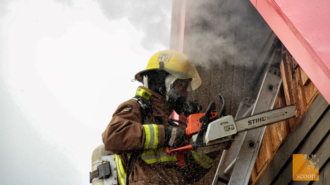 Afin d'éviter les risques de propagation à la résidence, les pompiers ont pratiqué des ouvertures au toit de la résidence. 