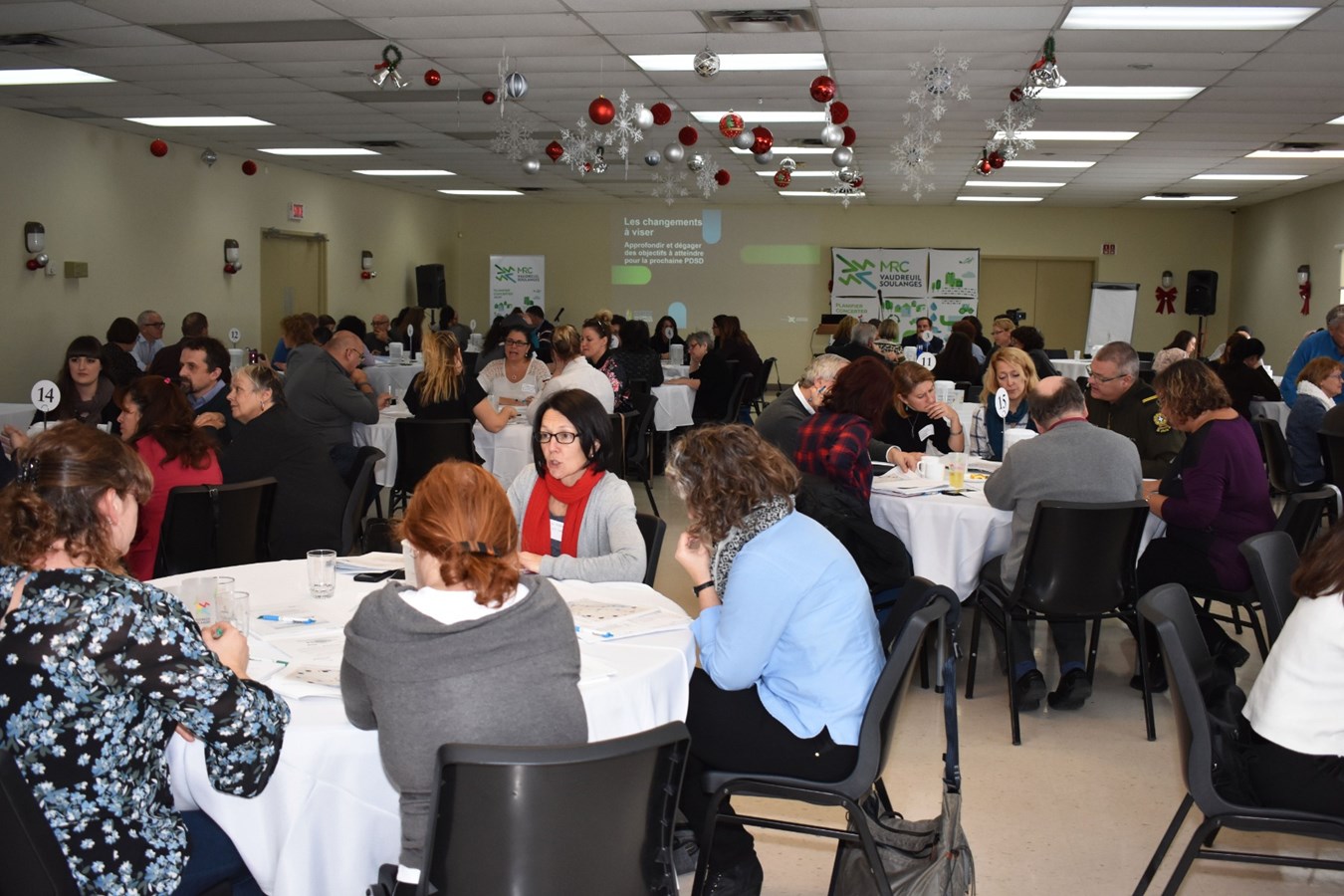 Une centaine de participants issus du monde municipal, des affaires, communautaires, de l’éducation, de la santé et des citoyens ont participé au 4e Forum régional sur le développement social durable de Vaudreuil-Soulanges.
