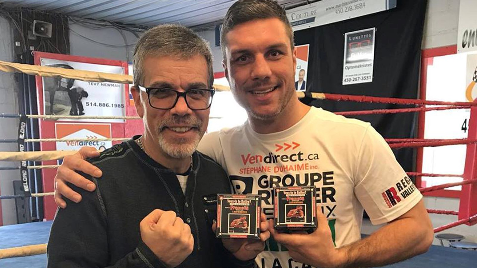 Mario Beaumier et Francis Lafrenière montrent le jeu de cartes à l'effigie de celui qui est surnommé "The People Champ".