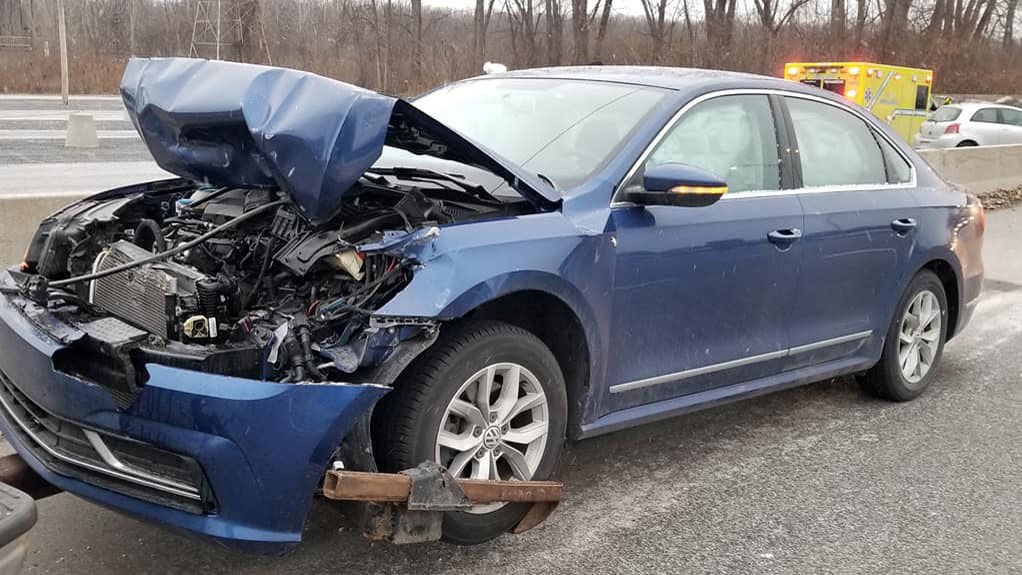 L'un des véhicules impliqués dans la collision a subi des dommages de plus de 2000$.