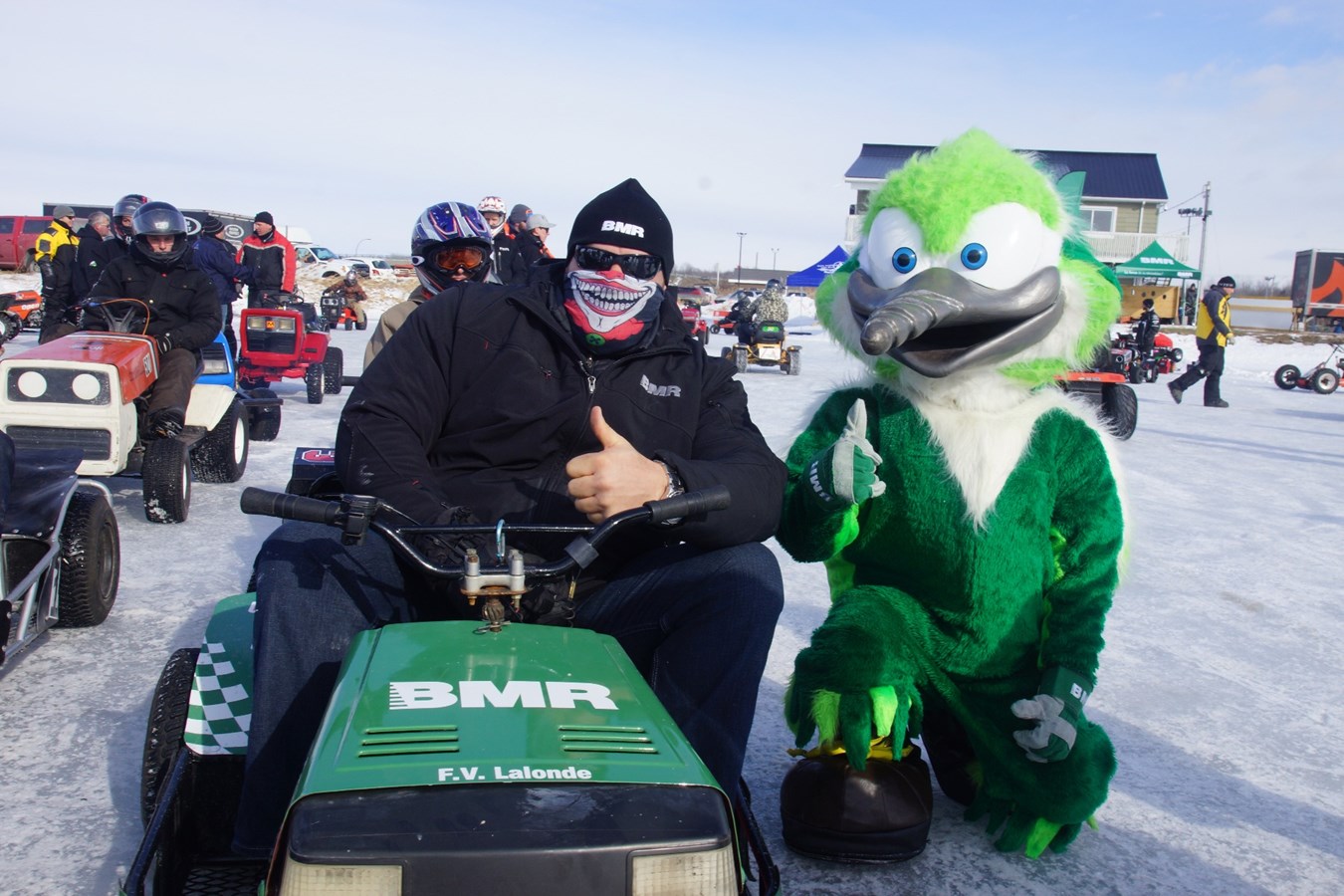 L'homme fort du Québec, Hugo Girard, s'en est donné à coeur joie sur son tracteur BMR, lors de la deuxième édition du Grand prix de tracteurs à gazon.