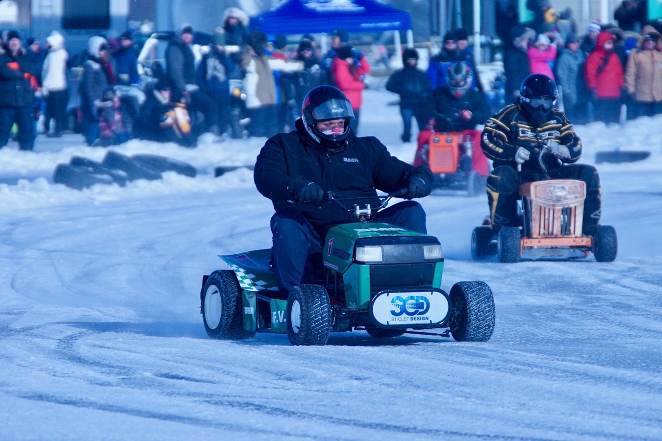 Près de 50 coureurs ont participé à la deuxième édition du Grand prix de tracteurs à gazon sur glace.