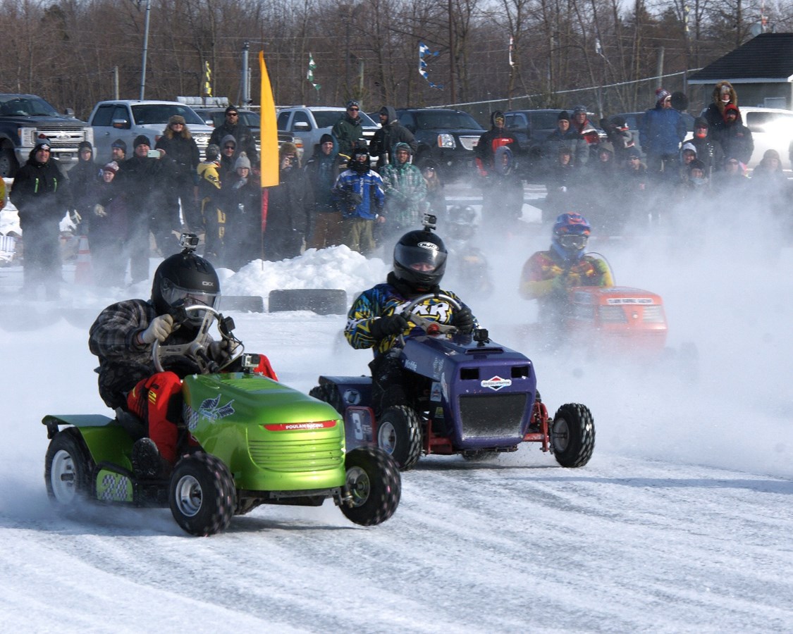 Près de 50 coureurs ont participé à la deuxième édition du Grand prix de tracteurs à gazon sur glace.