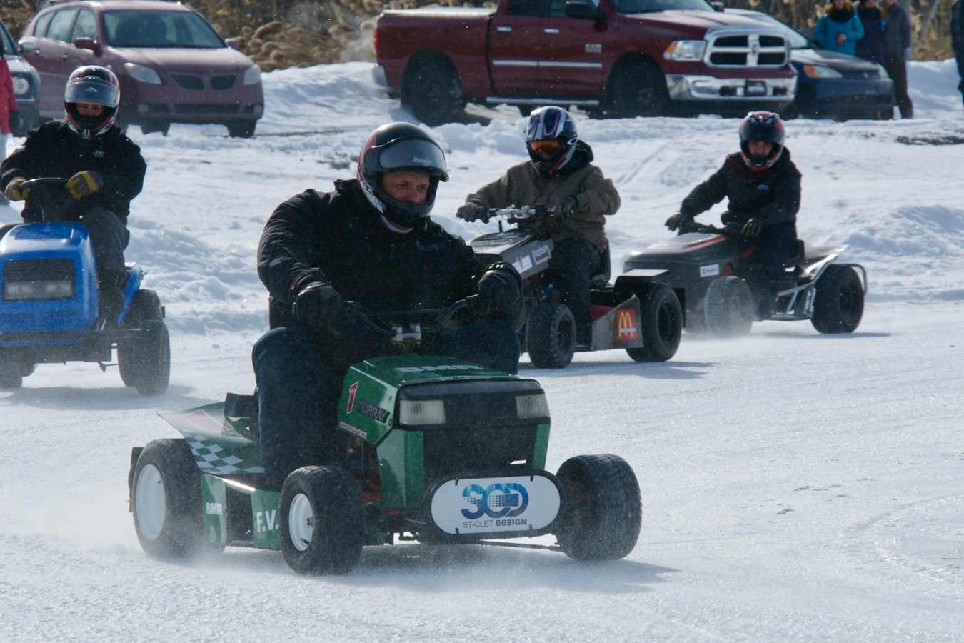 Une deuxième édition réussie pour le Grand prix de tracteurs à gazon sur glace