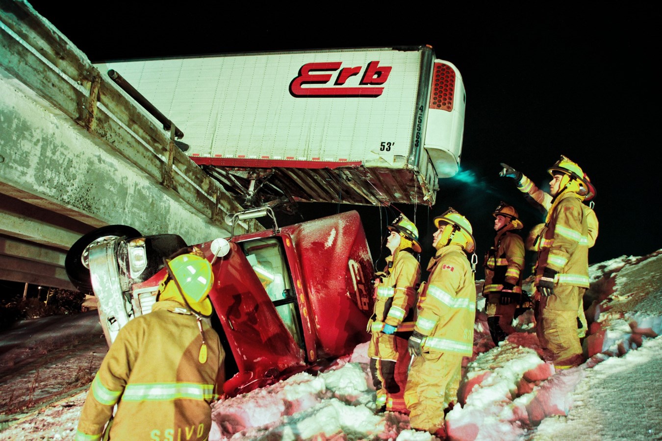 Un camionneur fait une chute spectaculaire à Vaudreuil-Dorion