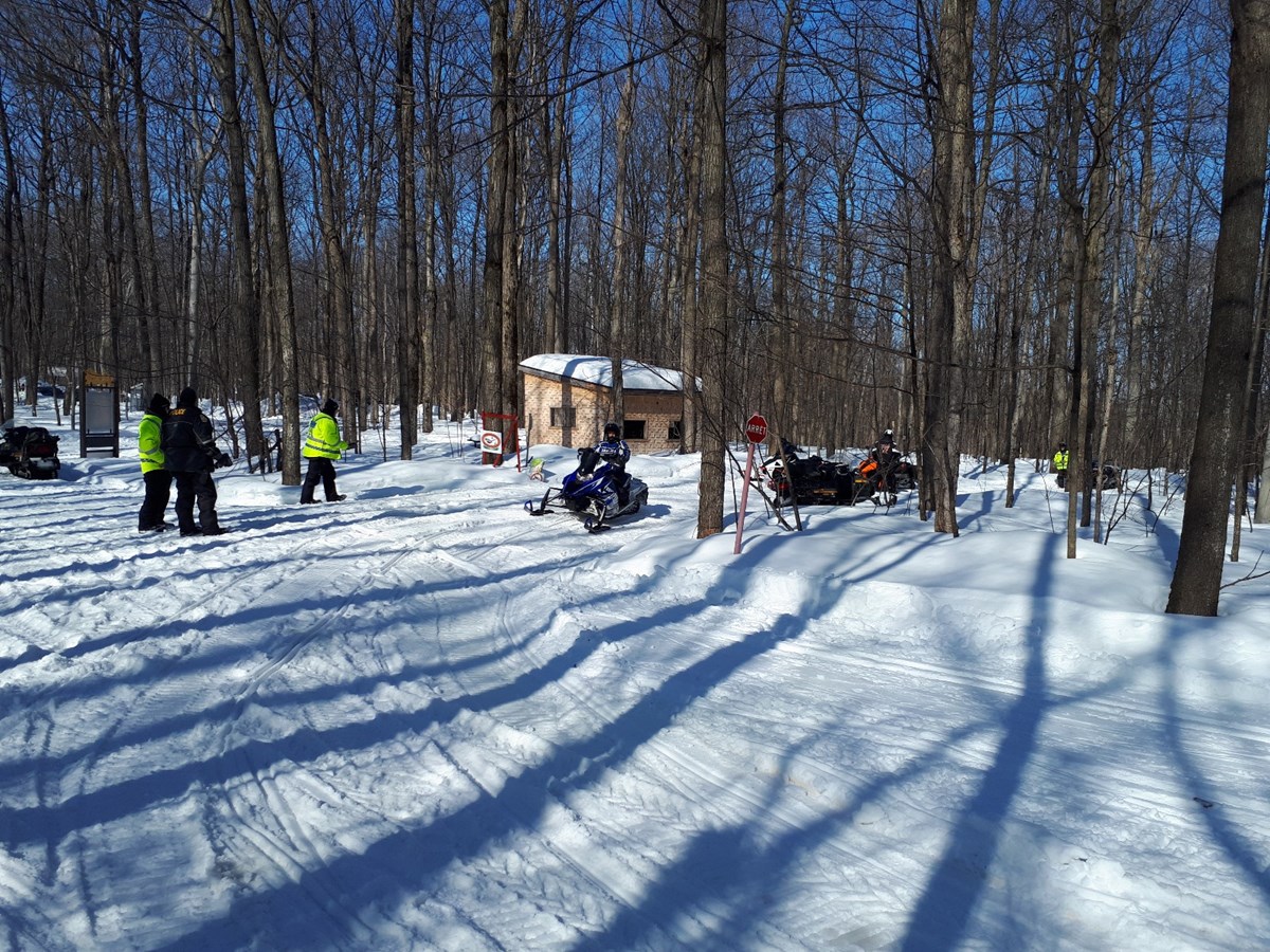 Opération conjointe de policiers à motoneige et de patrouilleurs de la fédération des clubs de motoneigistes du Québec, région Montérégie.