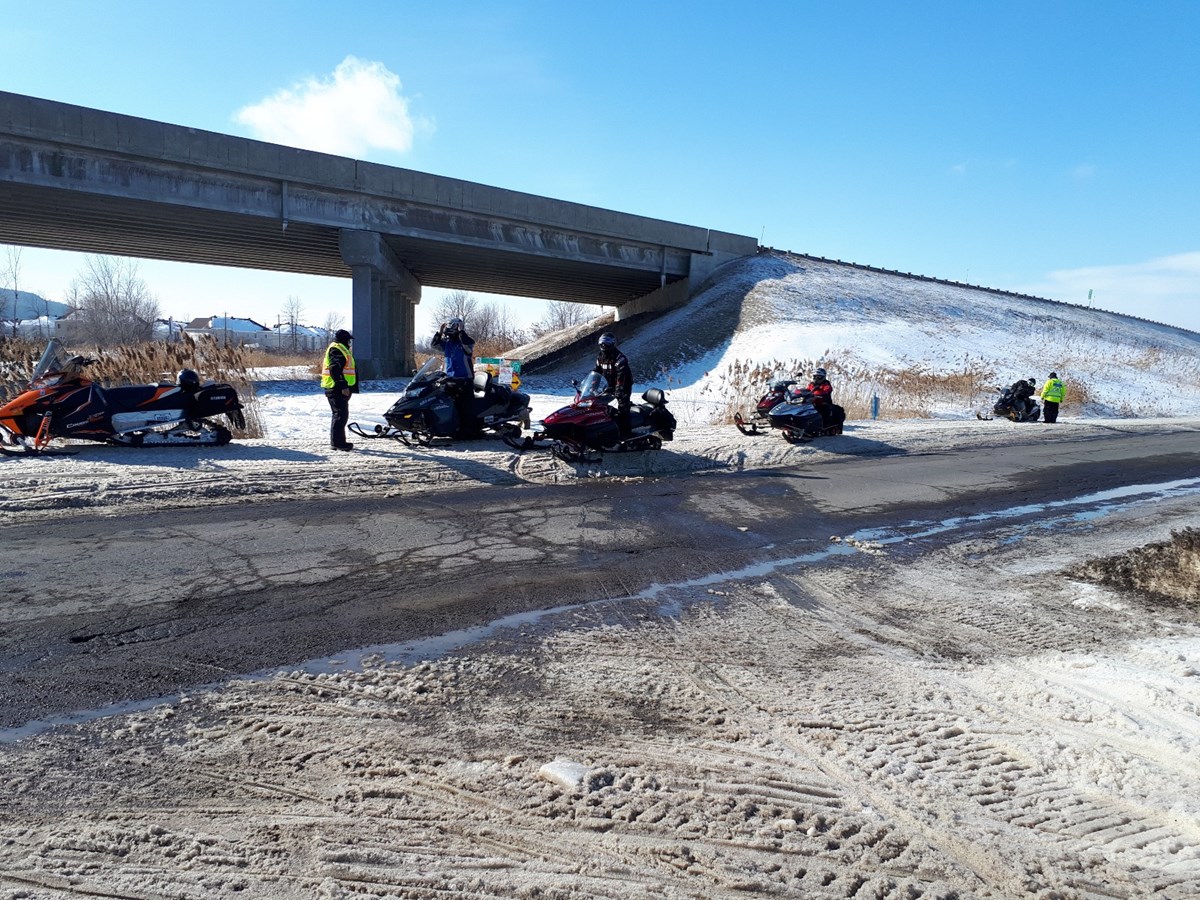 Opération conjointe de policiers à motoneige et de patrouilleurs de la fédération des clubs de motoneigistes du Québec, région Montérégie.