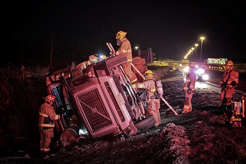Un semi-remorque se renverse sur l'autoroute 30, à Vaudreuil-Dorion
