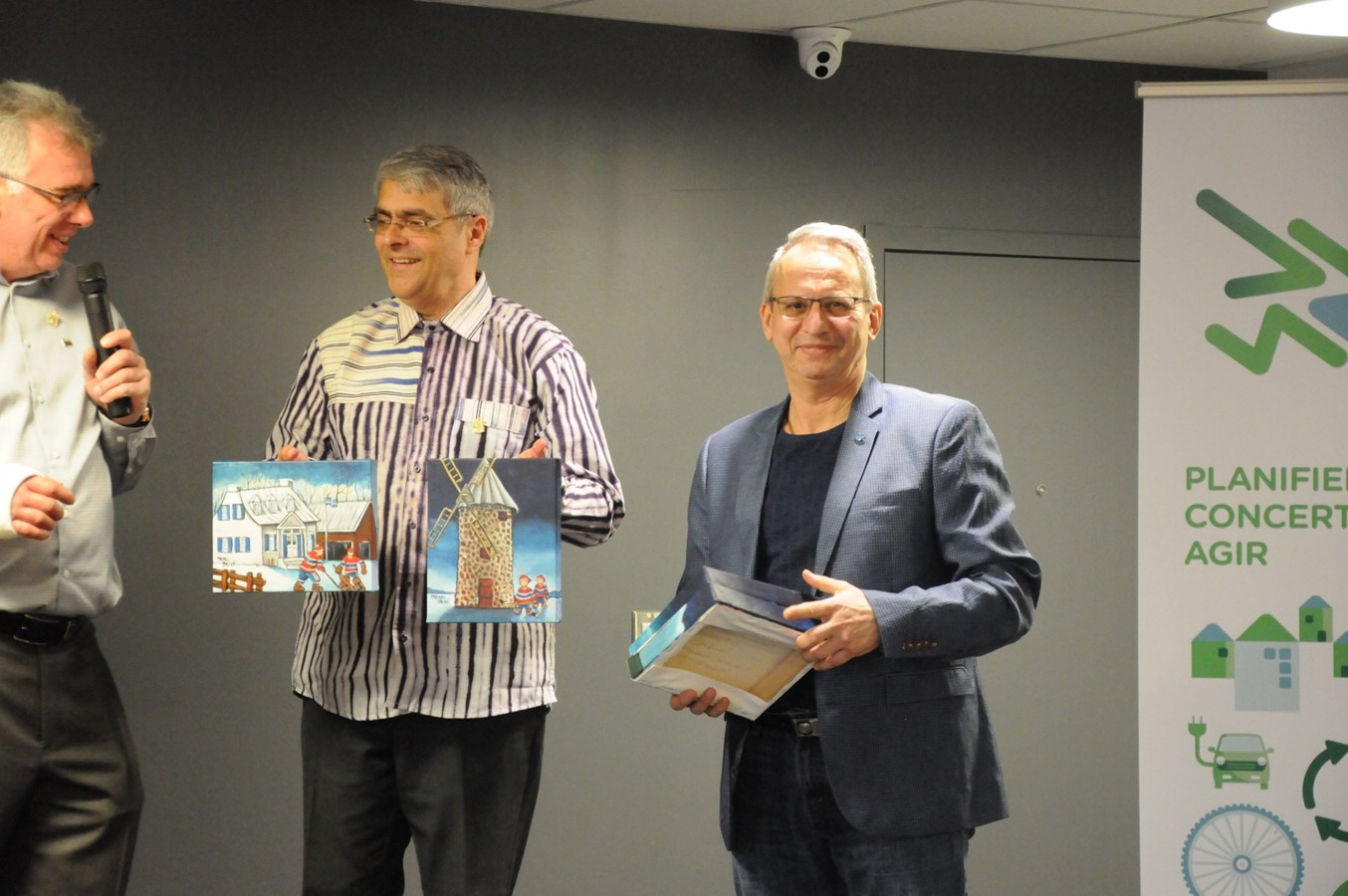 L'artiste-peintre Michel Sauvé a remis aux représentants africains des toiles aux couleurs de Vaudreuil-Soulanges.