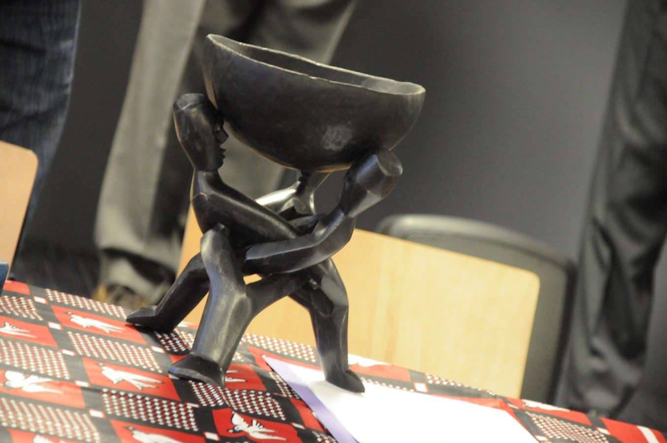 Cadeau offert à la MRC par les représentants du Burkina Faso.