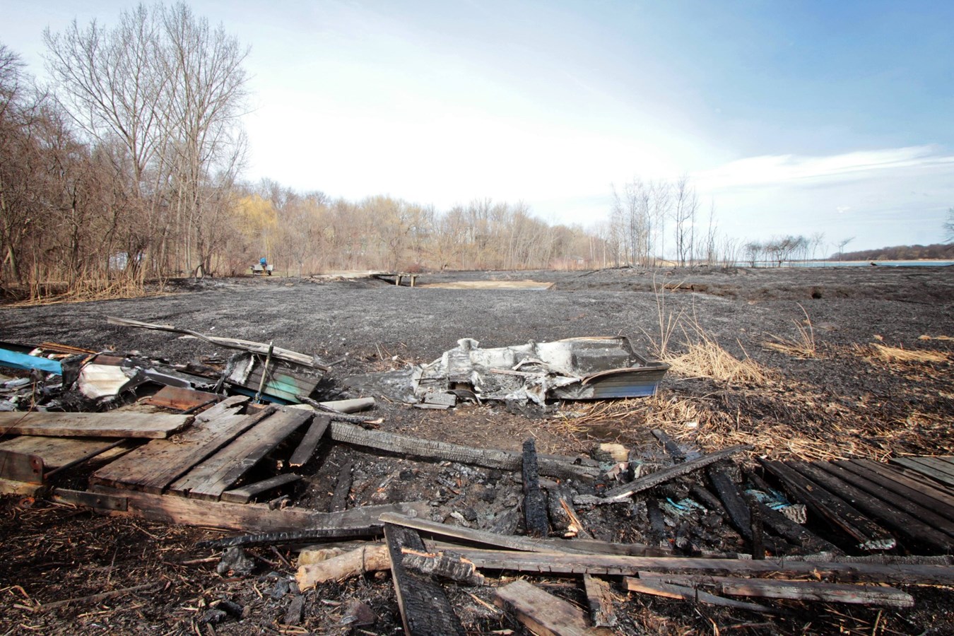 Un pompier est incommodé suite à l'incendie de broussailles de Pointe-des-Cascades