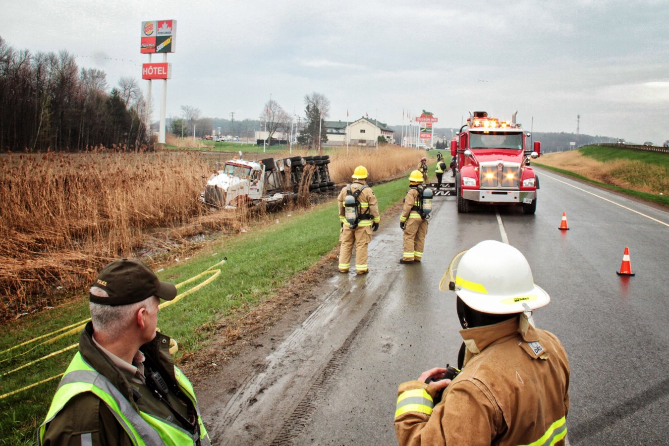 Un camion semi-remorque se renverse sur l'autoroute 40, à Rigaud