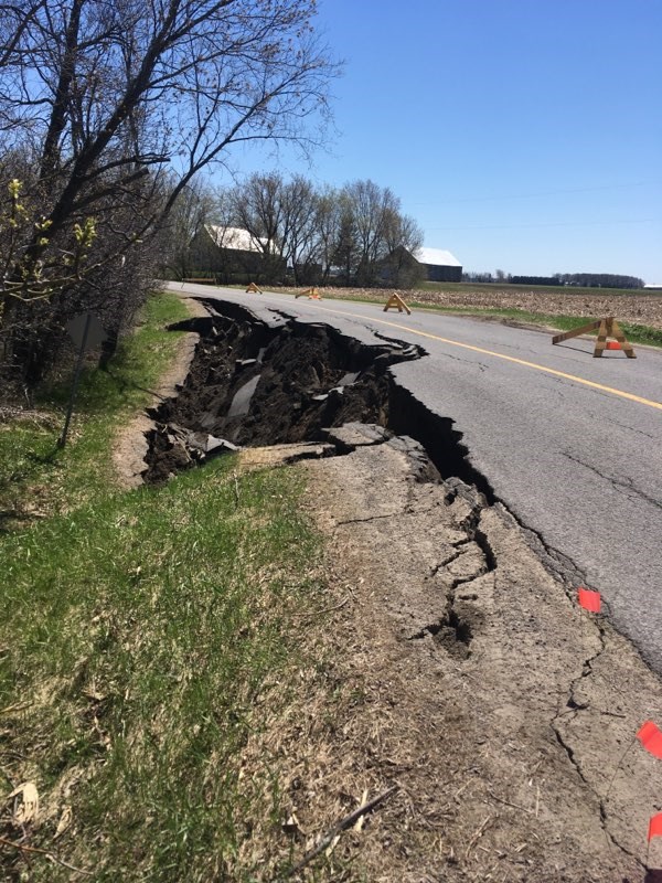 La route s'affaisse à Saint-Polycarpe