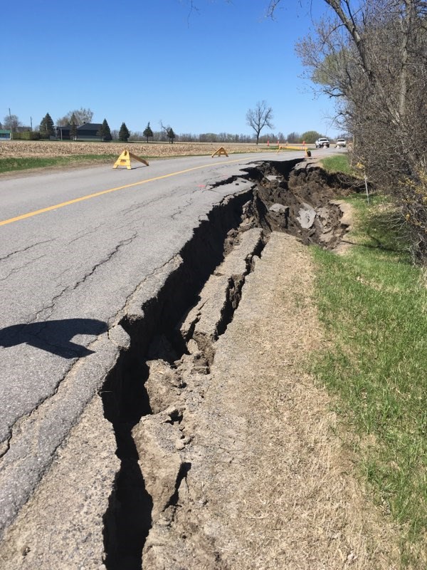 La route s'affaisse à Saint-Polycarpe