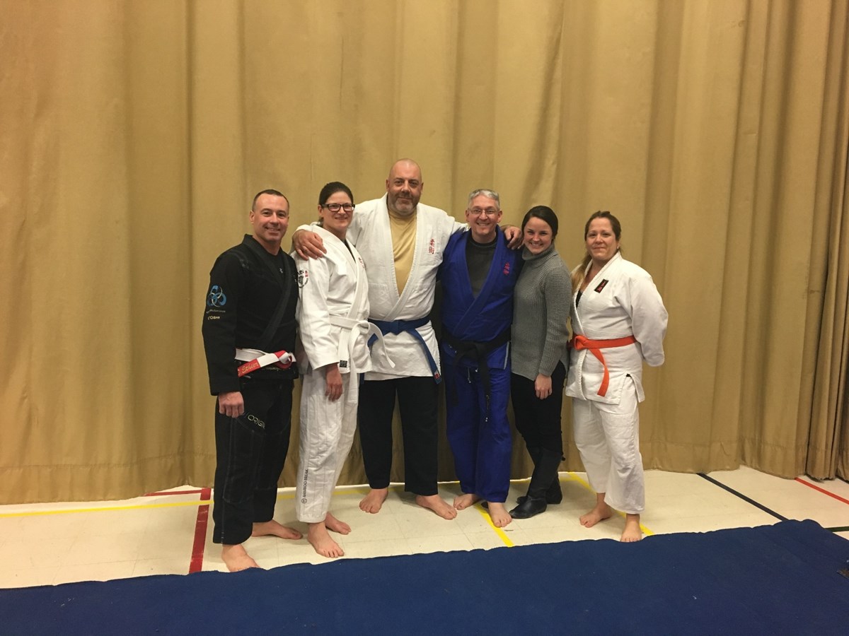 Dominique Éthier, Karine Lecompte, Martin Garneau, Carl Lemay, Véronique Lalande (de la Fondation de l’Hôpital du Suroît) et Isabelle Poirier. Absent : Dan-Rock Leclerc
