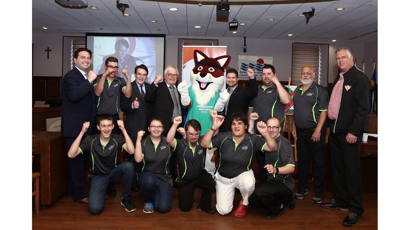 Le président du conseil d’administration de la Finale des Jeux d’hiver d’Olympiques spéciaux Québec, Michel Choinière estime s’être entouré de personnes de confiance afin de faire de cet événement, un succès. Il est accompagné sur la photo de ses collègues et de la mascotte officielle.