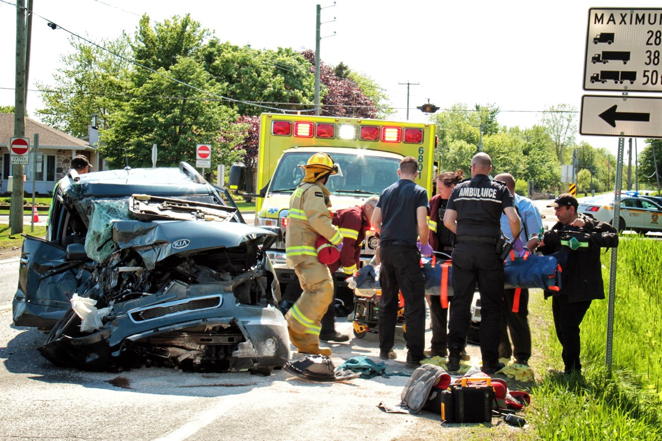 Violente collision à Les Cèdres : une dame est transportée à l'hôpital
